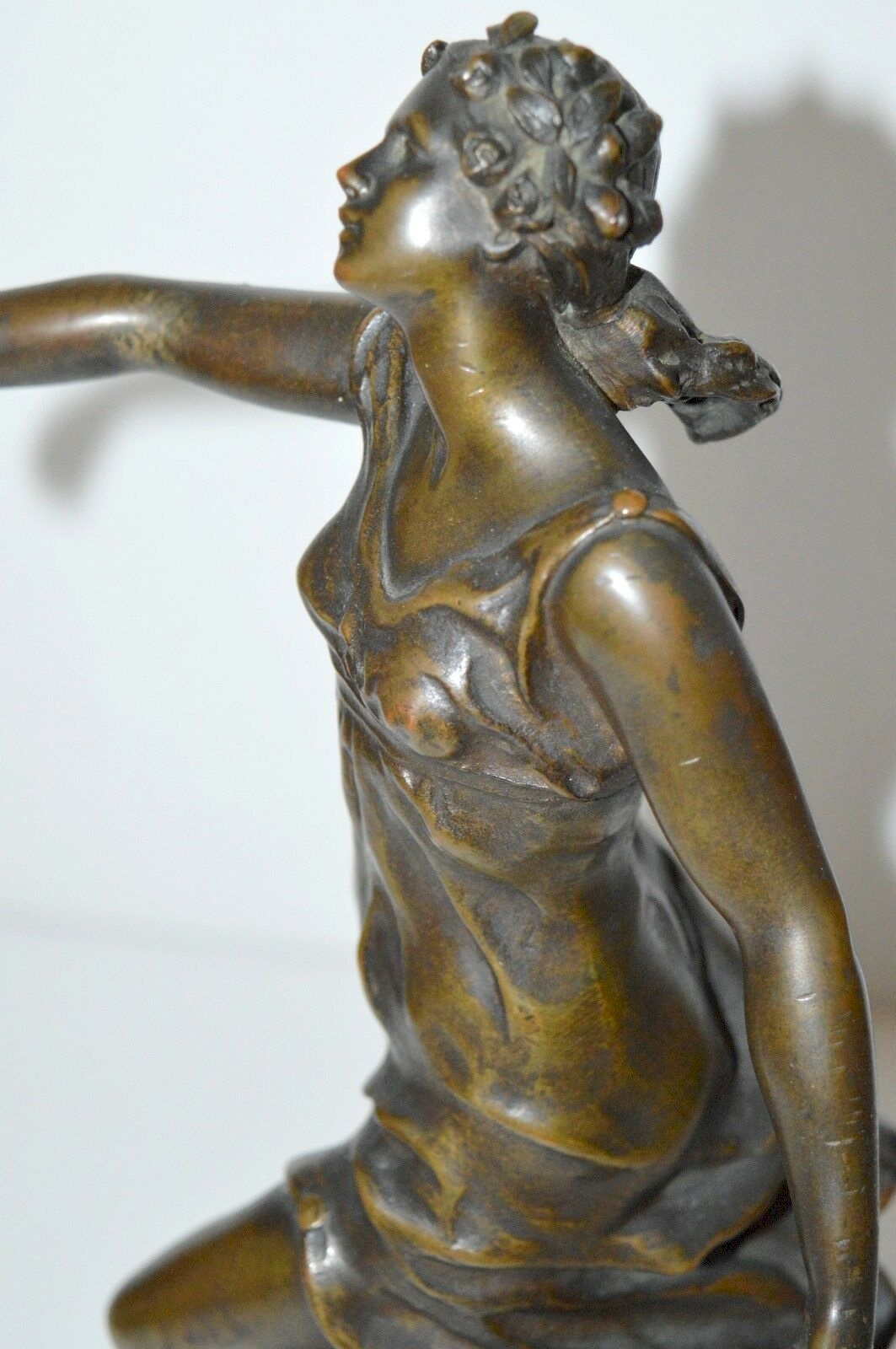 Statuette Résine Femme Belle Époque - Robe Grise Et Bordeaux 11 Cm