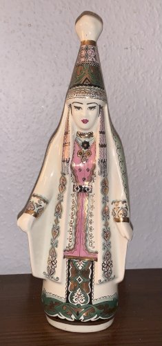 Superbe statuette poupée traditionnelle en porcelaine peinte USSR Kazakhstan