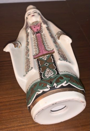 Superbe statuette poupée traditionnelle en porcelaine peinte USSR Kazakhstan