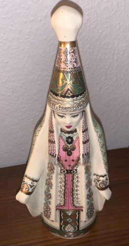 Superbe statuette poupée traditionnelle en porcelaine peinte USSR Kazakhstan