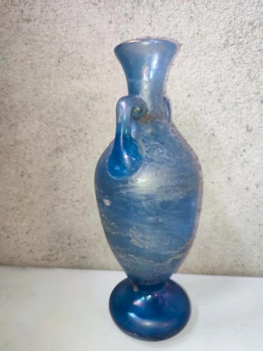 superbe vase amphore bleu clair et blanc murano dans le style antique en bon etat