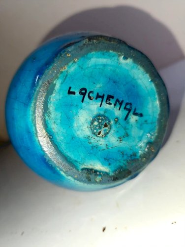 superbe vase bleu premiere partie du 20eme siecle signé Lachenal en bon etat