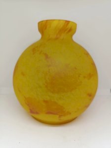 superb round yellow marble glass vase in the style of André Delattre in good condition