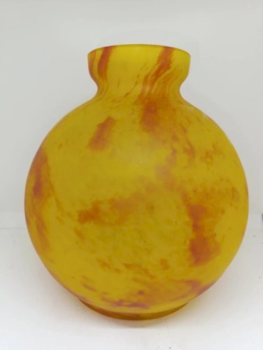 superbe vase boule en verre jaune marmoreen style andre delattre en bon etat