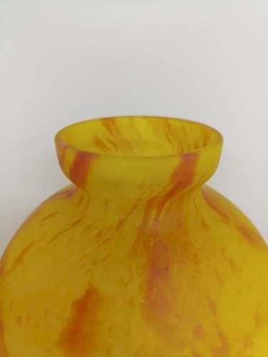 superbe vase boule en verre jaune marmoreen style andre delattre en bon etat