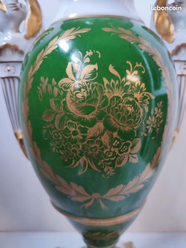 Superbe vase de style Empire en porcelaine de paris datant du 19eme siecle en bon etat(made in chiner)