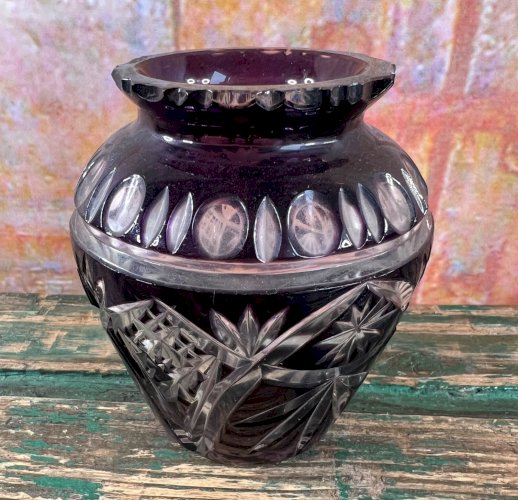 Superbe vase en cristal taillé overlay violet – Hauteur 11 cm – Style bohème