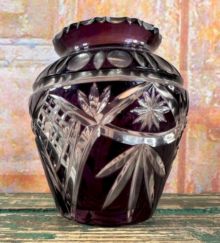 Superbe vase en cristal taillé overlay violet – Hauteur 11 cm – Style bohème