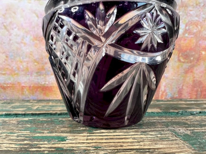 Superbe vase en cristal taillé overlay violet – Hauteur 11 cm – Style bohème