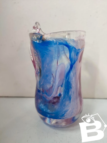 superbe vase en verre à incrustation rose et bleu signé Maure veil en bon etat
