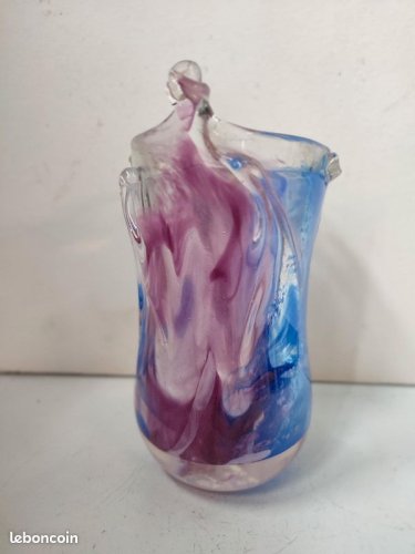 Superbe vase en verre à incrustation rose et bleu signé Maure veil en bon etat