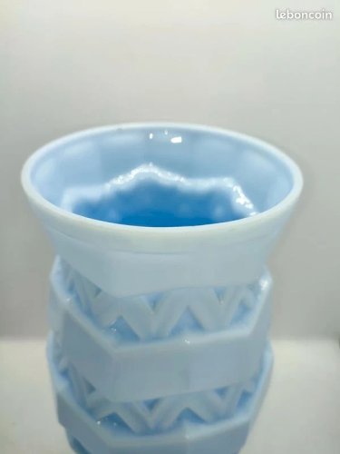 Superbe vase en verre opalin bleu art deco signé sous la base en bon etat