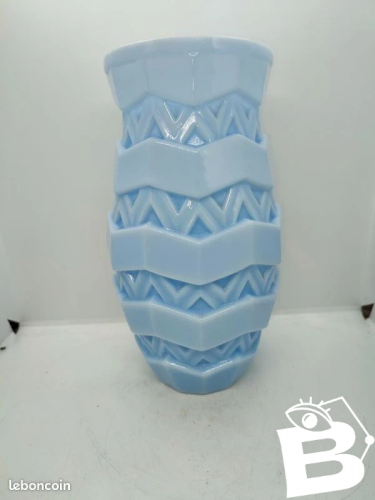 Superbe vase en verre opalin bleu art deco signé sous la base en bon etat
