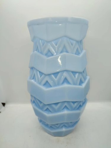 Superbe vase en verre opalin bleu art deco signé sous la base en bon etat