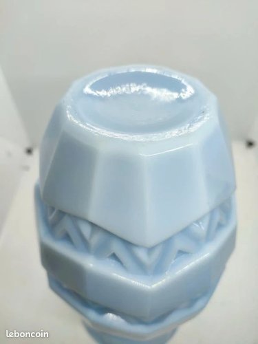 Superbe vase en verre opalin bleu art deco signé sous la base en bon etat