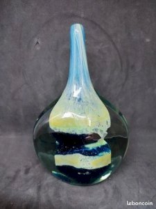 Beautiful single flower vase with inlay signed Mdina in Malta in good condition.