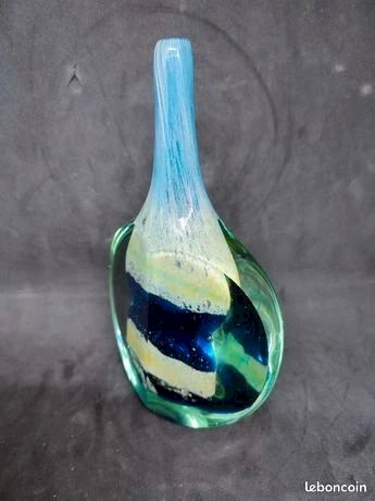 Superbe vase soliflore avec incrustation signé Mdina à malte en bon etat