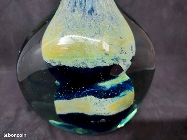 Superbe vase soliflore avec incrustation signé Mdina à malte en bon etat