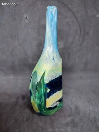 Superbe vase soliflore avec incrustation signé Mdina à malte en bon etat