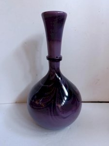 superbe vase violet/noir signé de la manufacture de maure- veil en bon etat