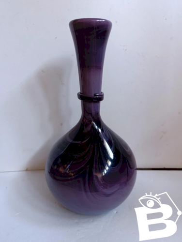 superbe vase violet/noir signé de la manufacture de maure- veil en bon etat