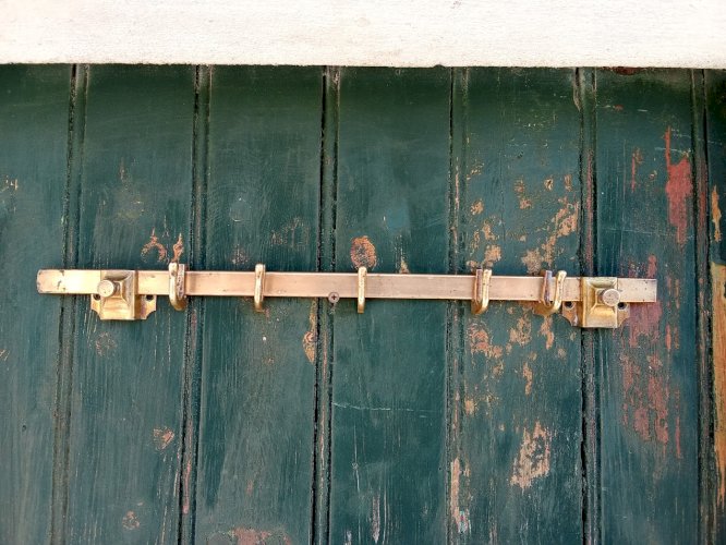 Support mural pour ustensiles de cuisine ou salle de bain en bronze début xx siècle