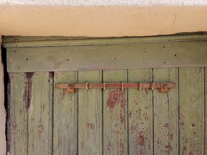 Support mural pour ustensiles de cuisine ou salle de bain en bronze début xx siècle
