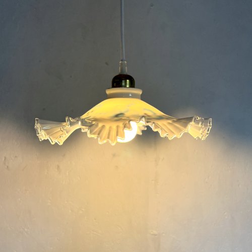 suspension abat-jour vintage opaline blanche et fleurs bleues