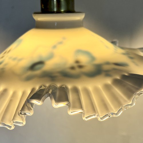 suspension abat-jour vintage opaline blanche et fleurs bleues