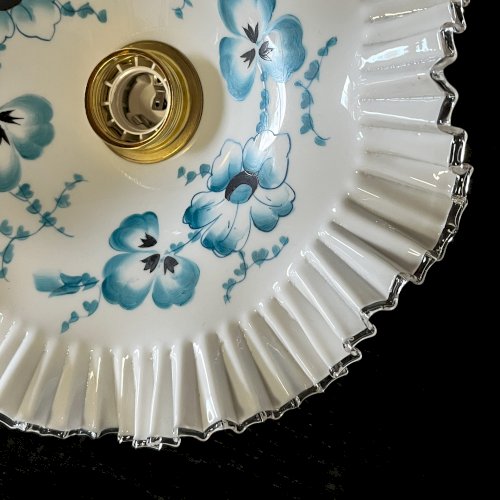 suspension abat-jour vintage opaline blanche et fleurs bleues