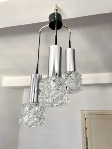 Suspension cascade vintage 3 feux – Verre moulé facetté & chrome, années 60/70