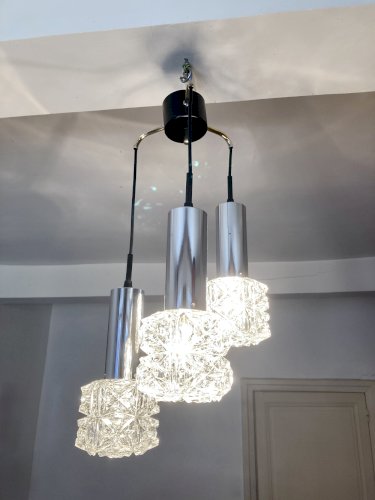 Suspension cascade vintage 3 feux – Verre moulé facetté & chrome, années 60/70