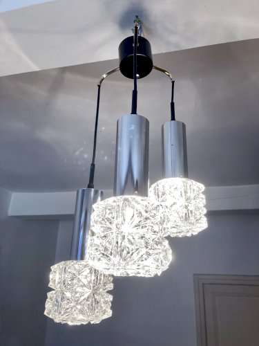 Suspension cascade vintage 3 feux – Verre moulé facetté & chrome, années 60/70