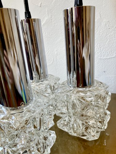 Suspension cascade vintage 3 feux – Verre moulé facetté & chrome, années 60/70