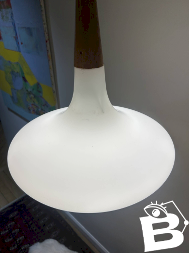 Suspension en opaline et teck Louis Kalff