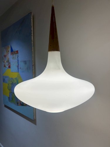 Suspension en opaline et teck Louis Kalff