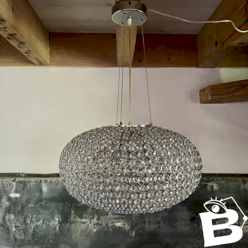 Suspension en perles de verre et métal chromé