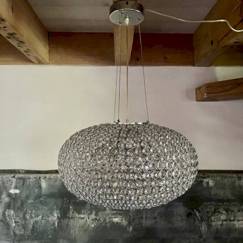 Suspension en perles de verre et métal chromé