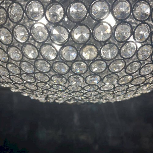 Suspension en perles de verre et métal chromé