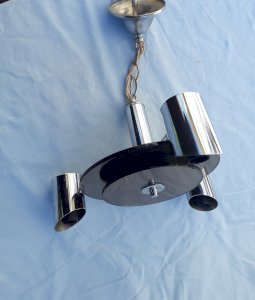 Suspension en verre et métal chromé