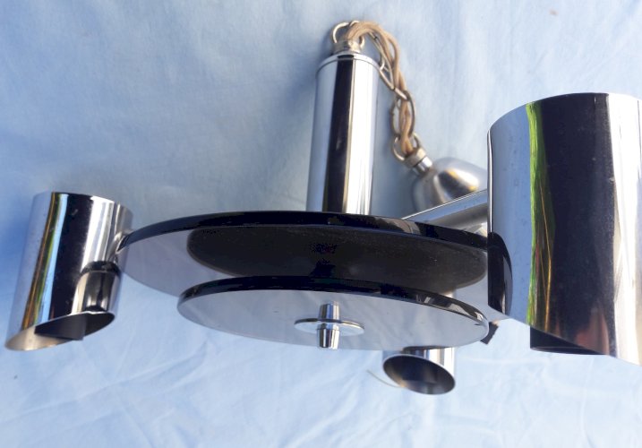 Suspension en verre et métal chromé