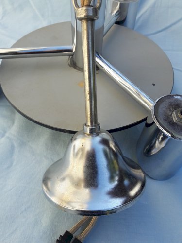 Suspension en verre et métal chromé