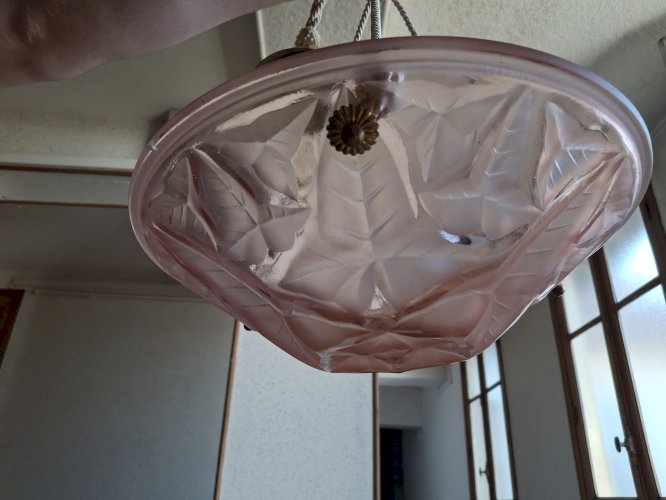 Suspension en verre teinté rosé Style Art Déco motif feuilles