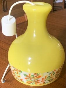 Suspension luminaire opaline jaune frise floral 1970's très bel état