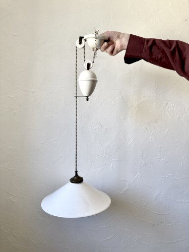 Suspension monte et baisse en céramique émaillée blanc par The French House