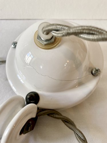 Suspension monte et baisse en céramique émaillée blanc par The French House