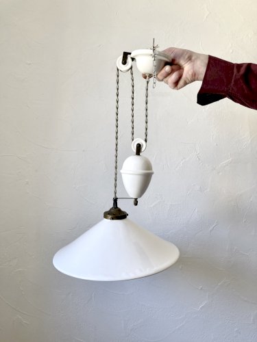 Suspension monte et baisse en céramique émaillée blanc par The French House