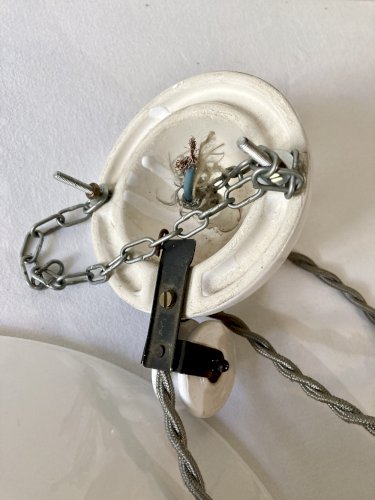 Suspension monte et baisse en céramique émaillée blanc par The French House