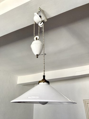 Suspension monte et baisse en céramique émaillée blanc par The French House