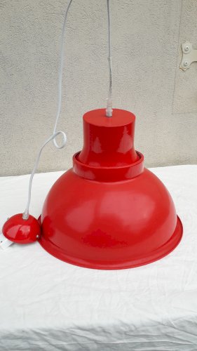 Suspension rouge en métal